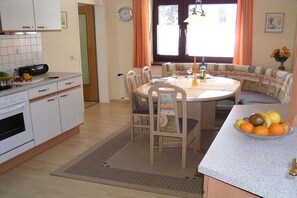 Kühlschrank, Mikrowelle, Herdplatte, Geschirrspüler