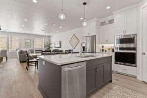 House, 5 Bedrooms | Private kitchen | Fridge, oven, coffee/tea maker, toaster