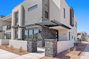 House, 5 Bedrooms | Exterior