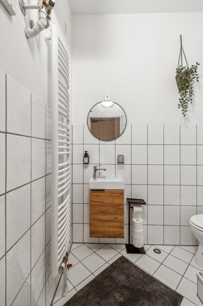 Dusch, hårtork, handdukar och tvål