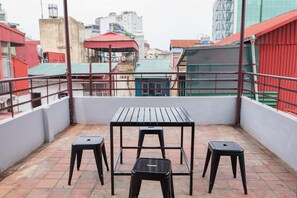 Outdoor dining - Charming 3-bedroom house with AC, WiFi in wonderful Hà Nội (Hà Nội)