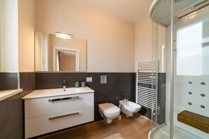 Douche, sèche-cheveux, serviettes fournies, savon
