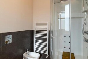 Douche, sèche-cheveux, serviettes fournies, savon