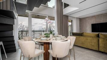 Apartemen (51) | Makan di kamar