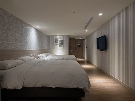 Superior Quadruple Room | Down comforters, desk, free WiFi