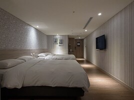 Superior Quadruple Room | Down duvets, desk, free WiFi