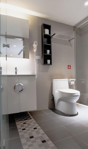 Superior Quadruple Room | Bathroom | Shower, hair dryer, towels, shampoo