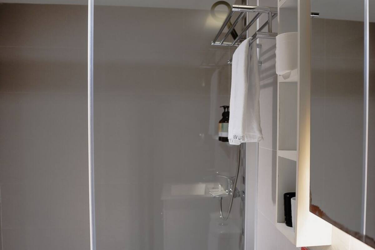 Superior Twin Room | Bathroom | Shower, hair dryer, towels, shampoo