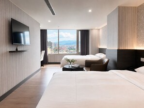 Superior Quadruple Room | Down comforters, minibar (free items), desk, blackout drapes - ElEnce Hotel (Taichung)