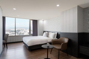 Chambre quadruple supérieure | Couette en duvet, bureau, accès au Wi-Fi (inclus)