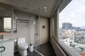 Superior Double Room | Bathroom | Shower, hair dryer, towels, shampoo