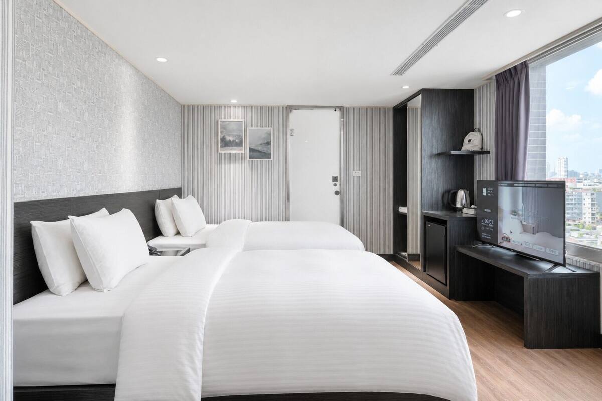 Superior Twin Room | Down comforters, minibar (free items), desk, blackout drapes
