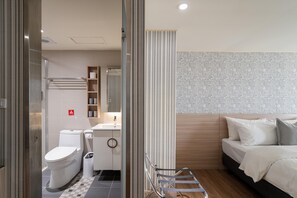 Standard Quadruple Room | Bathroom | Shower, hair dryer, towels, shampoo - ElEnce Hotel (Taichung)