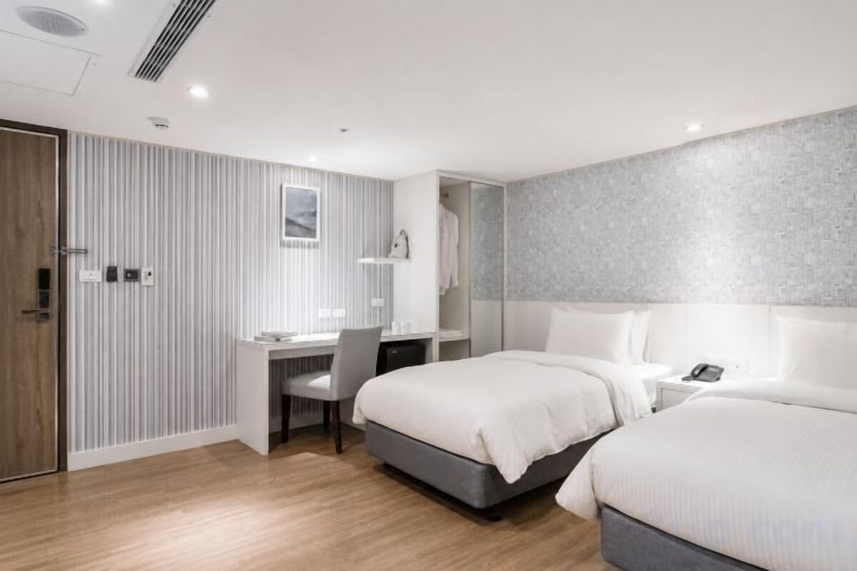 Down duvets, free minibar, desk, blackout curtains