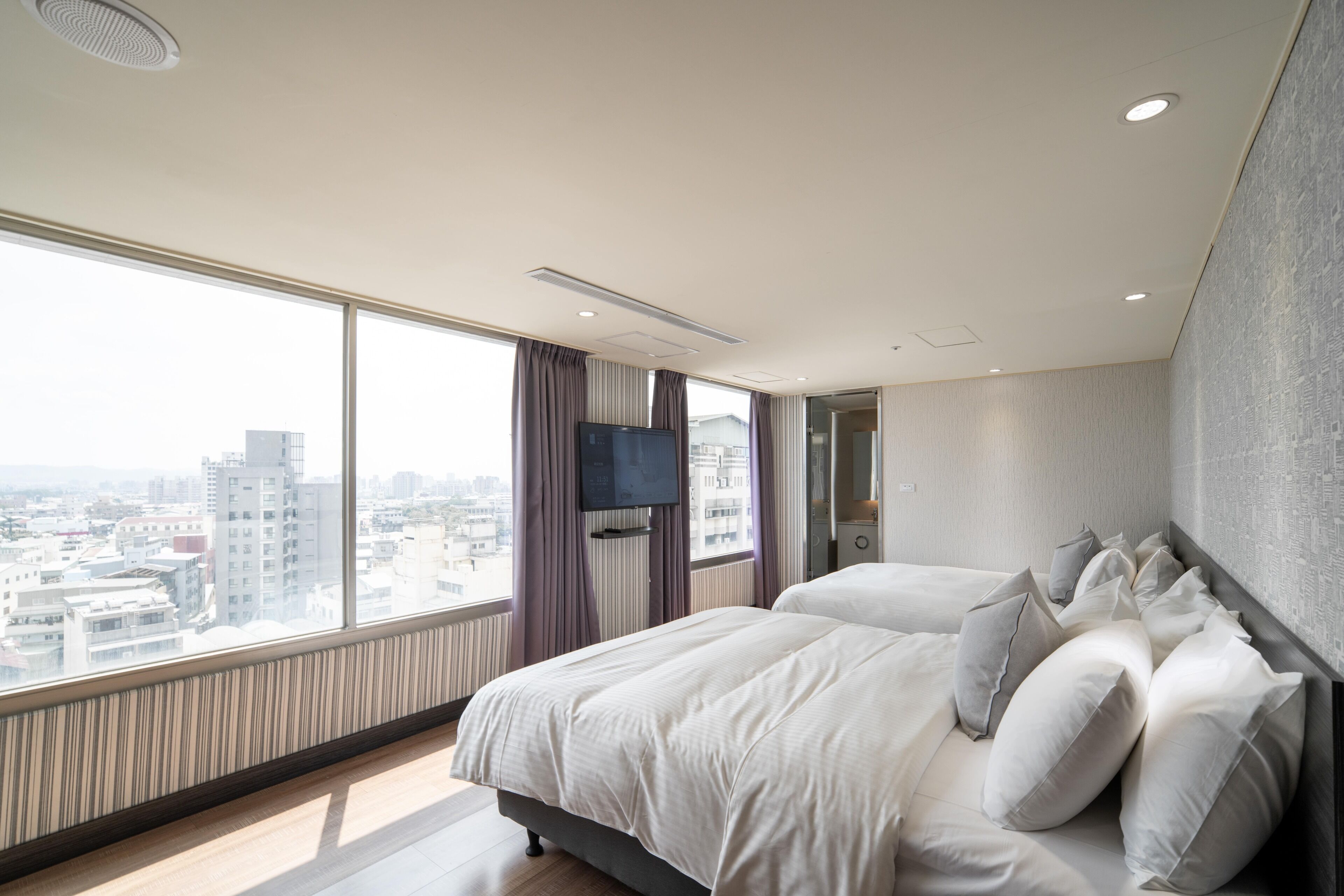 高級四人房 | 羽絨被、書桌、免費無線上網