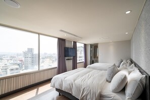 Superior Quadruple Room | Down duvets, desk, free WiFi