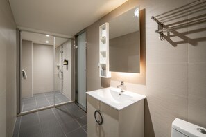 Chambre Standard avec lits jumeaux | Salle de bain | Douche, séchoir à cheveux, serviettes fournies, shampooing