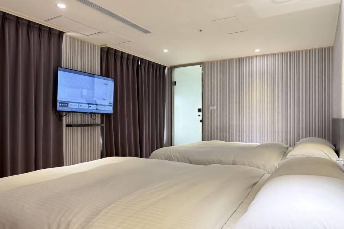 Down comforters, desk, free WiFi