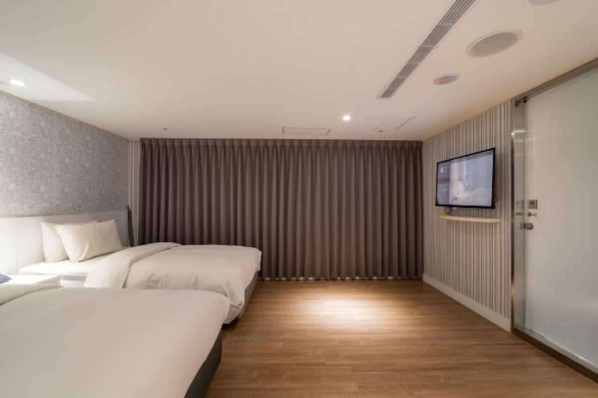 羽绒被、办公桌、免费 WiFi