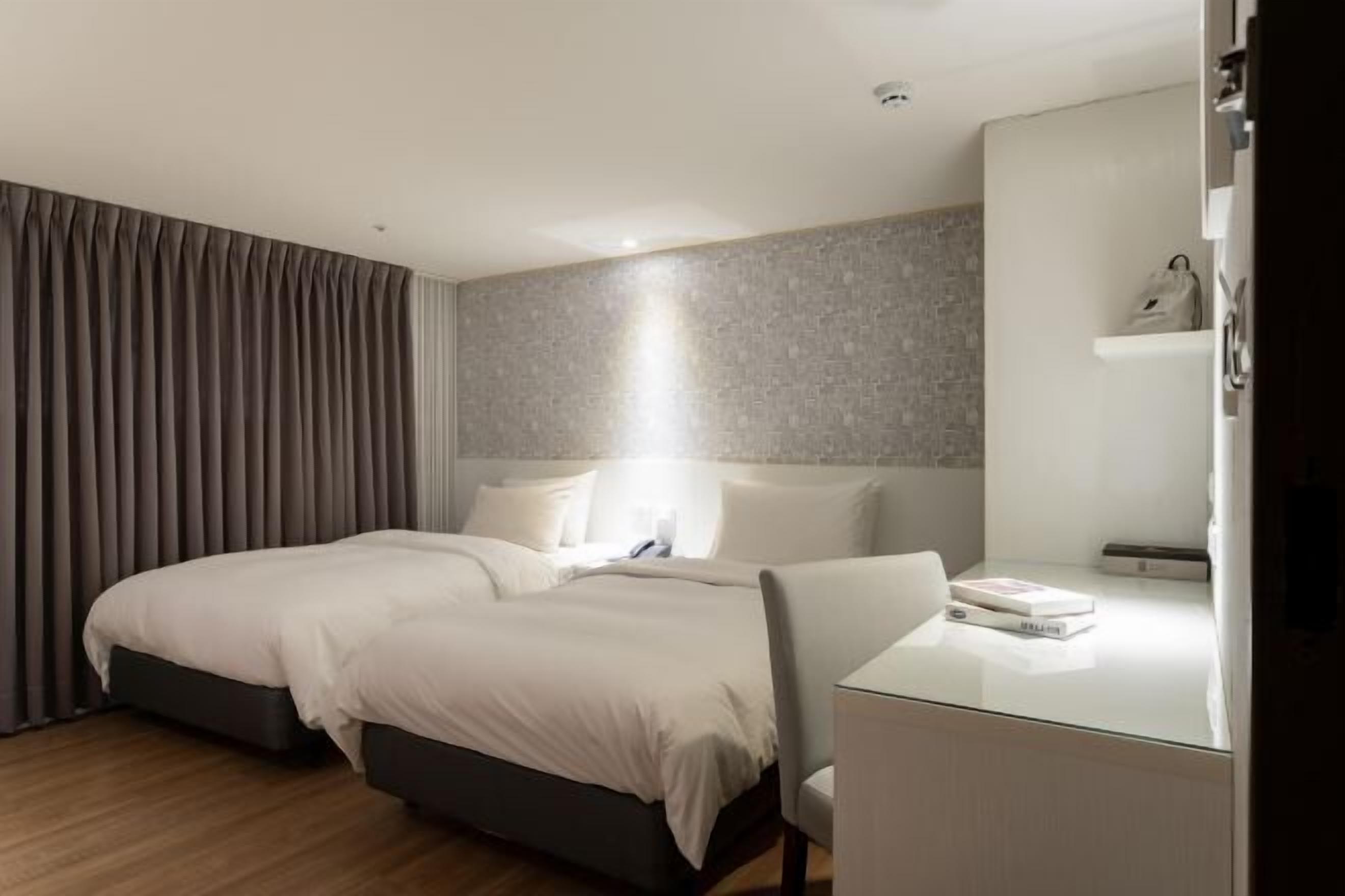 羽绒被、办公桌、免费 WiFi