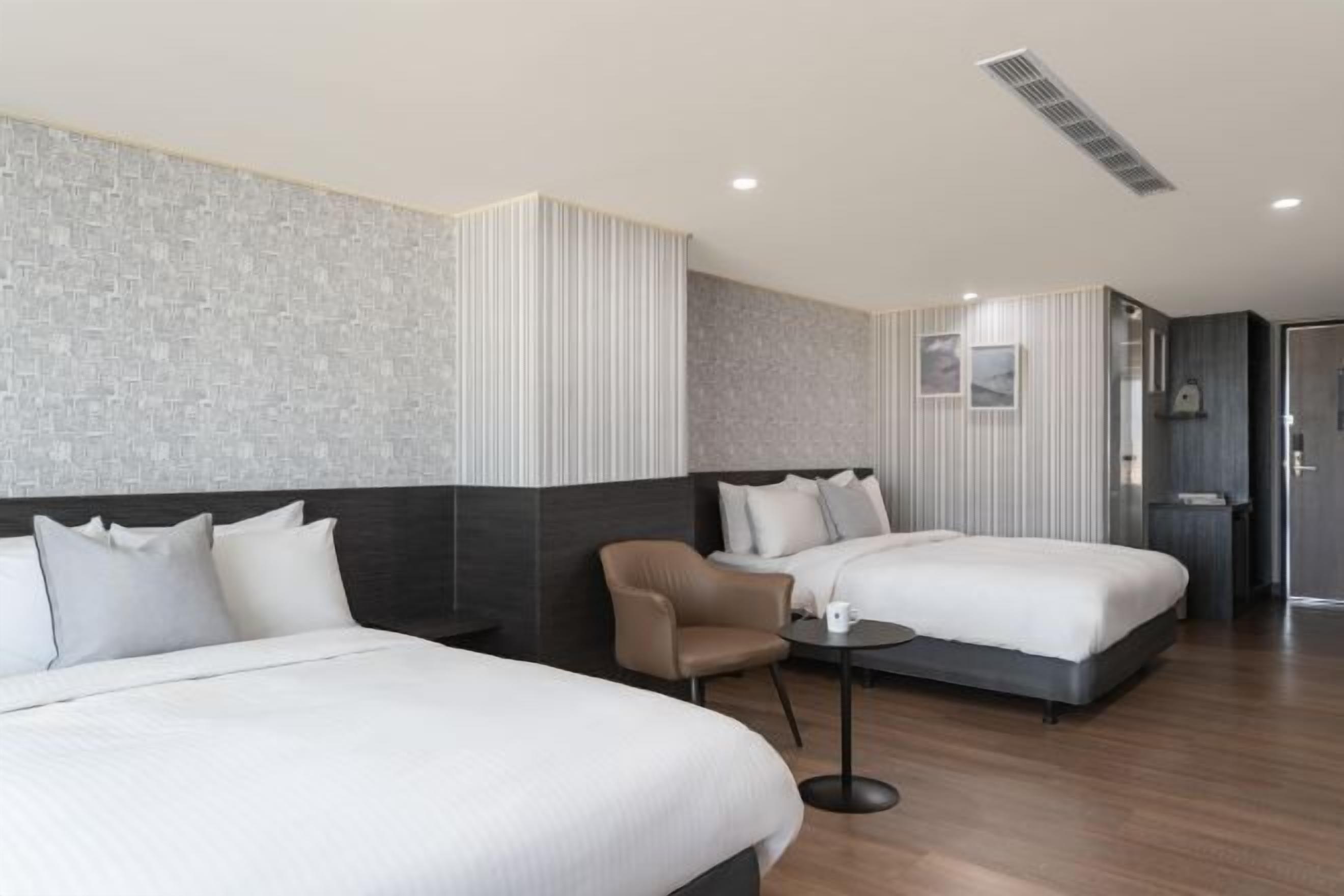 羽绒被、办公桌、免费 WiFi