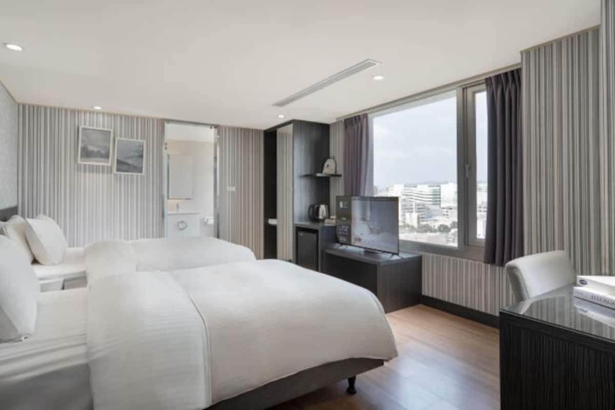 羽绒被、办公桌、免费 WiFi