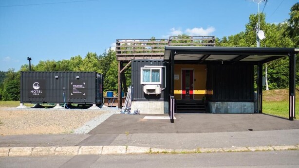A hotel with a covered entrance and a small window. - C HOTEL -Biei Shirogane Pet Allowed (Biei)