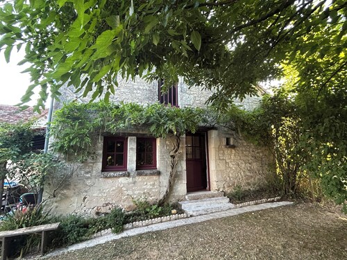 Country cottage with swimming pool, many visits and activities nearby