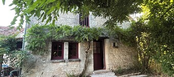 Country cottage with swimming pool, many visits and activities nearby