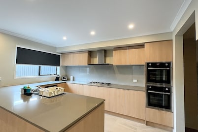 CasaAria: Spacious 4-bedroom house. Modern, Contemporary, Luxe Linens
