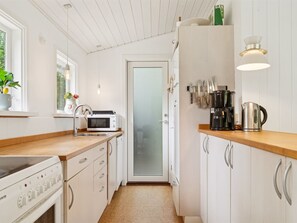 Kylskåp, mikrovågsugn, diskmaskin och grytor/köksredskap