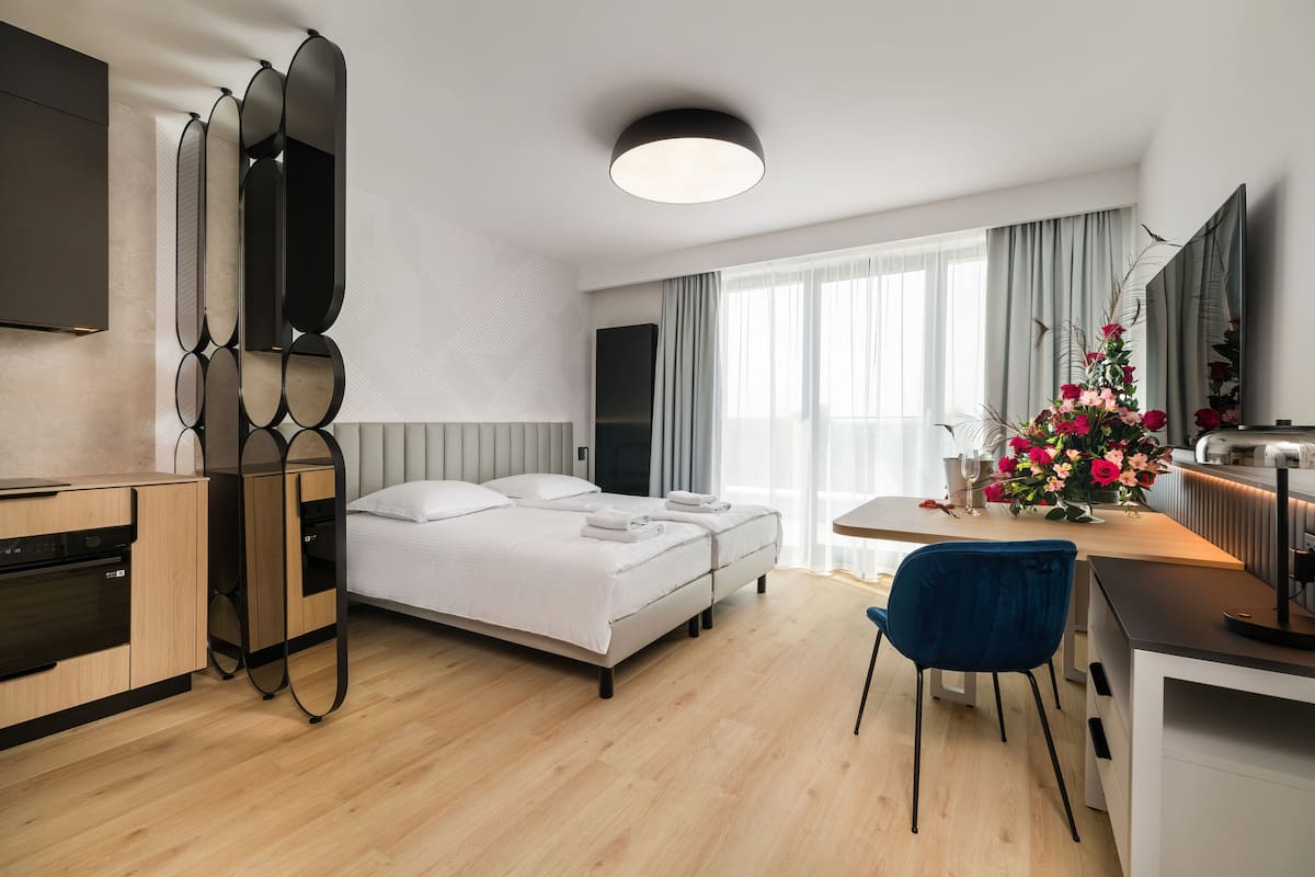 Studiosuite – classic, balkong, bakgårdsutsikt | Safe på rommet, blendingsgardiner og strykejern/-brett