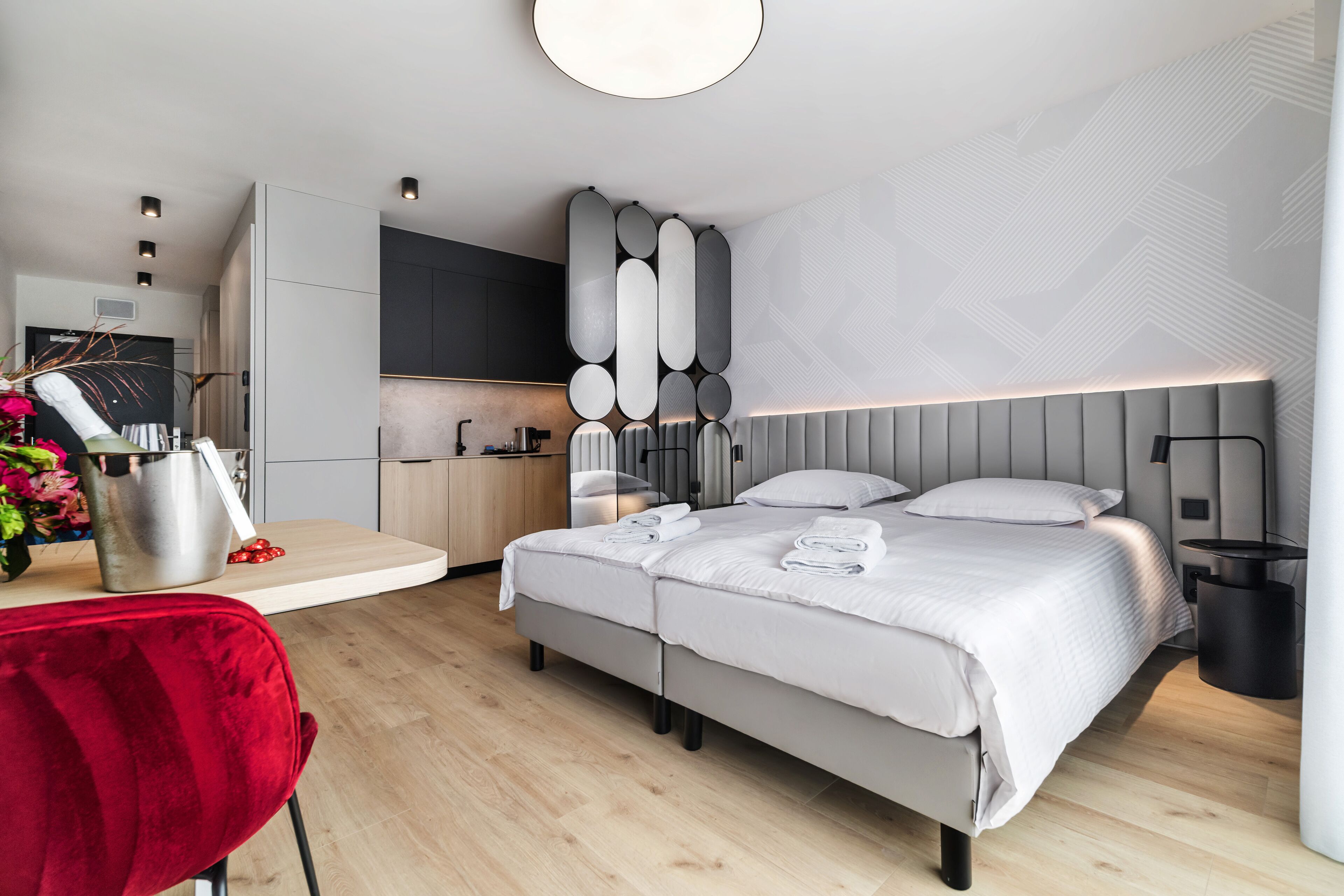 Classic-Studiosuite, Balkon, Blick auf den Innenhof | Zimmersafe, Verdunkelungsvorhänge, Bügeleisen/Bügelbrett