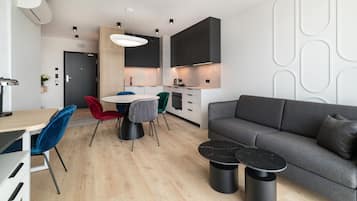 Comfort-Suite, Balkon, Blick auf den Innenhof | Wohnbereich