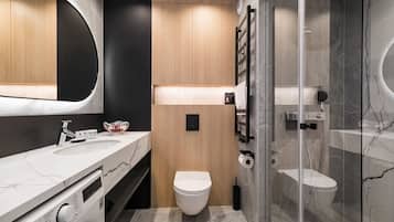 Classic Studio Suite, Balcony, Courtyard View | Bathroom