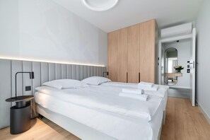 Comfort-Suite, Balkon, Blick auf den Innenhof | Zimmersafe, Verdunkelungsvorhänge, Bügeleisen/Bügelbrett