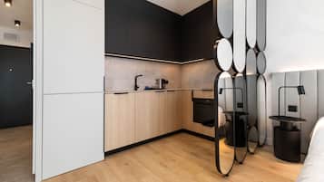 Suite Studio Classique, balcon, vue cour intérieure | Coffres-forts dans les chambres, rideaux occultants