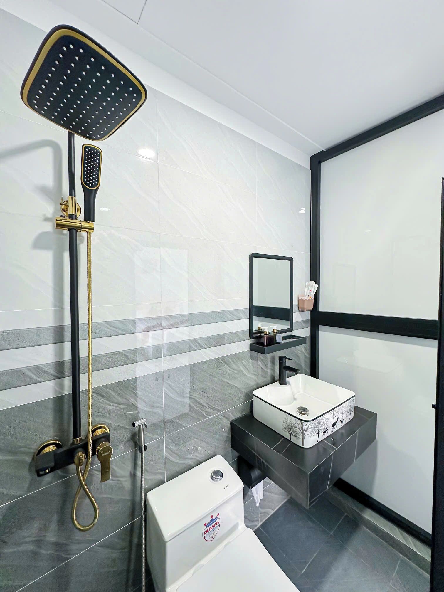 Deluxe vierpersoonskamer | Badkamer | Een douche, een regendouche, gratis toiletartikelen, een haardroger