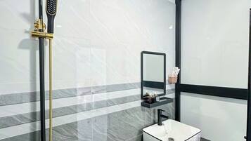 Deluxe vierpersoonskamer | Badkamer | Een douche, een regendouche, gratis toiletartikelen, een haardroger