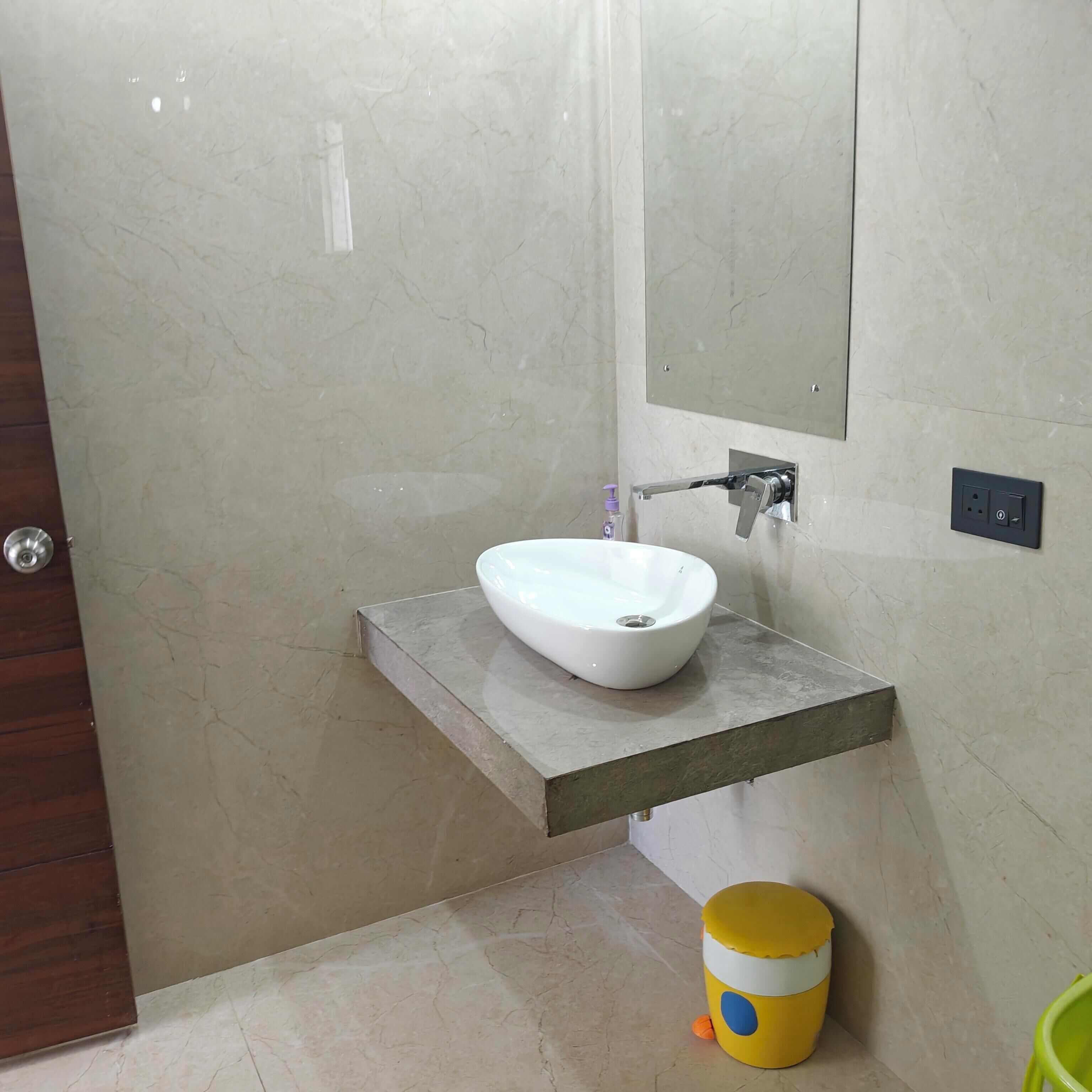 Sèche-cheveux, serviettes fournies, savon, shampoing