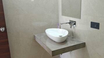 Secador de cabelo, toalhas de banho, sabonete, shampoo