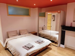 1 bedroom, desk, iron/ironing board, free WiFi