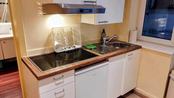 Réfrigérateur, micro-ondes, plaque de cuisson, cafetiÚre/bouilloire