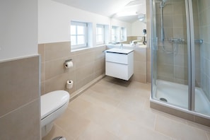 Douche, sĂšche-cheveux, serviettes fournies, savon