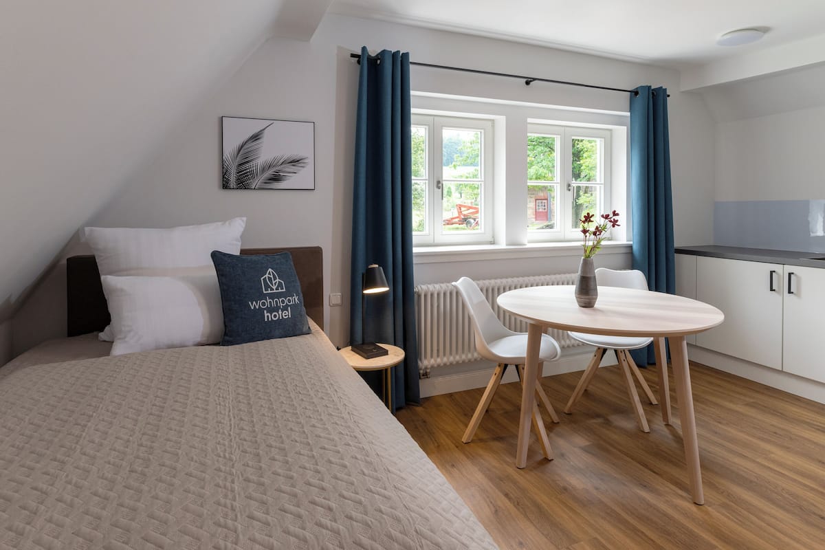 Single Room, Valley View | Hypo-allergenic bedding available, in-room safe, blackout drapes