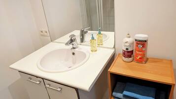 Een douche, een haardroger, handdoeken, zeep