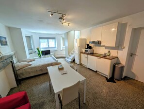 Iron/ironing board, free WiFi, bed sheets - Studio near supermarkets and metro/tram – 10-15 min to Grand Place & VUB/ULB (Etterbeek)