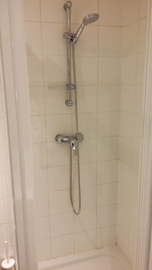 Chuveiro, secador de cabelo, toalhas de banho, sabonete