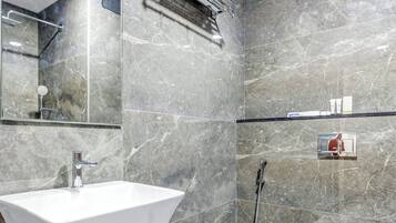 Chuveiro, produtos de toalete grátis