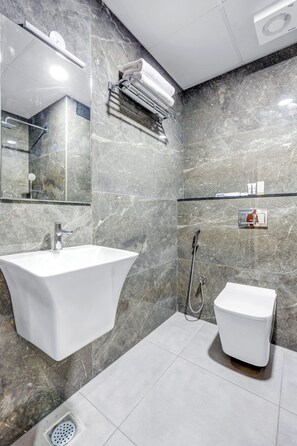 Shower, free toiletries, hair dryer, towels - UPAR Hotels Brookefield (Bengaluru)